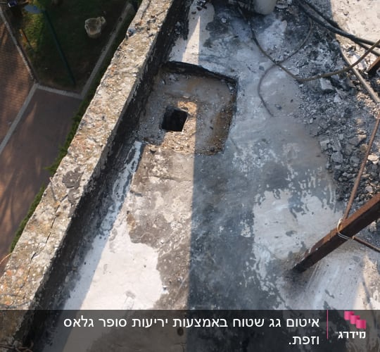 חורים במשטח בטון עם חוטים חשופים
